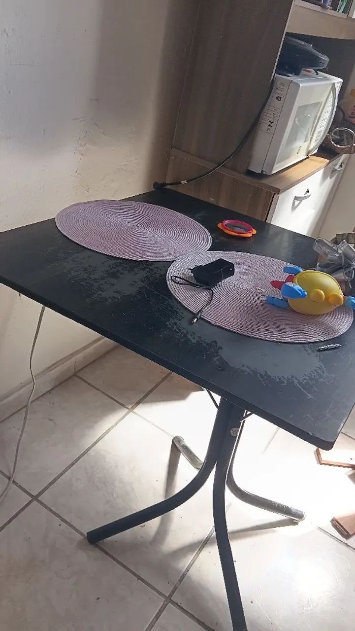 Vendo Mesa com 4 cadeiras 