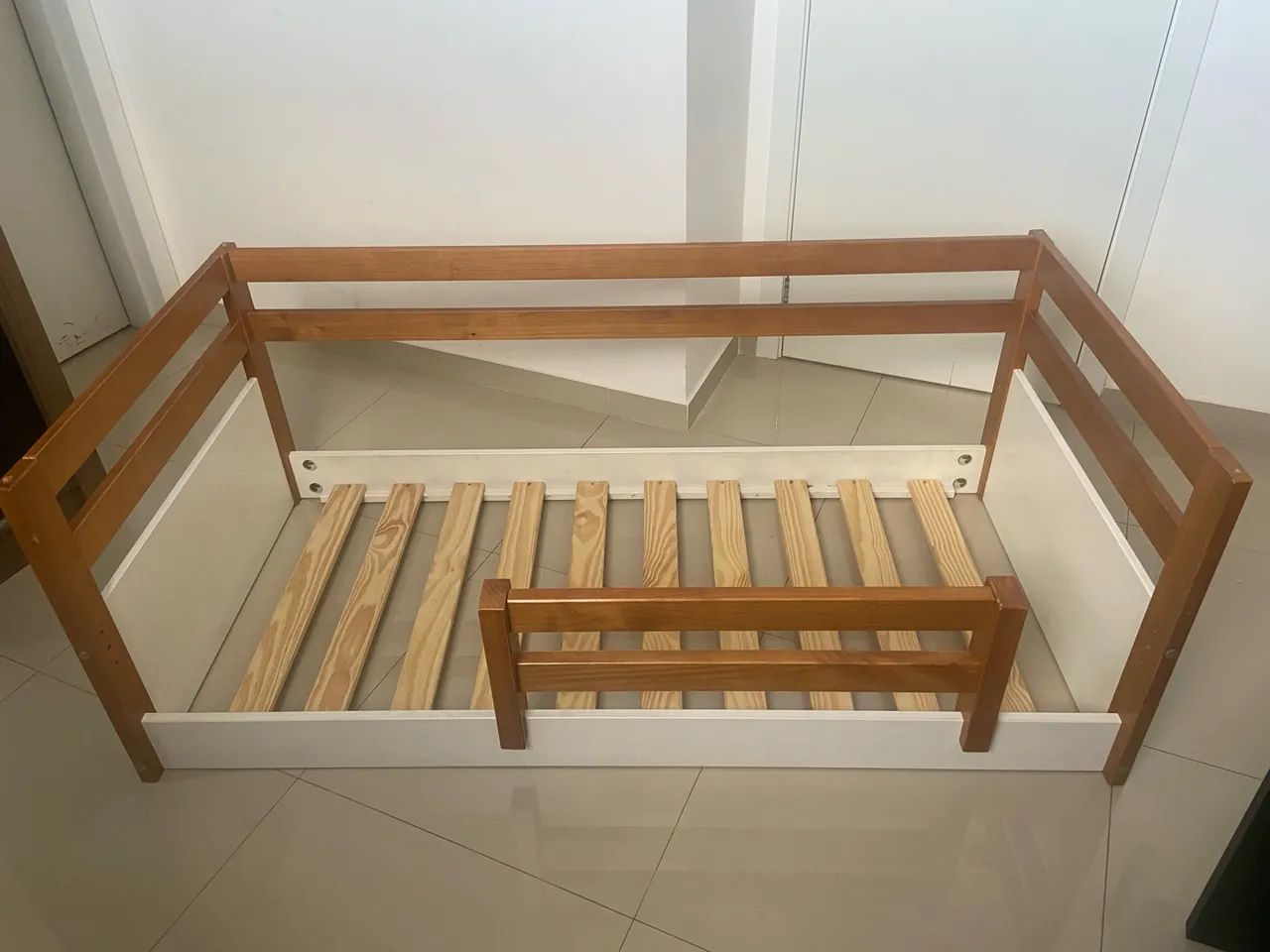 Mini cama infantil com grade protetora