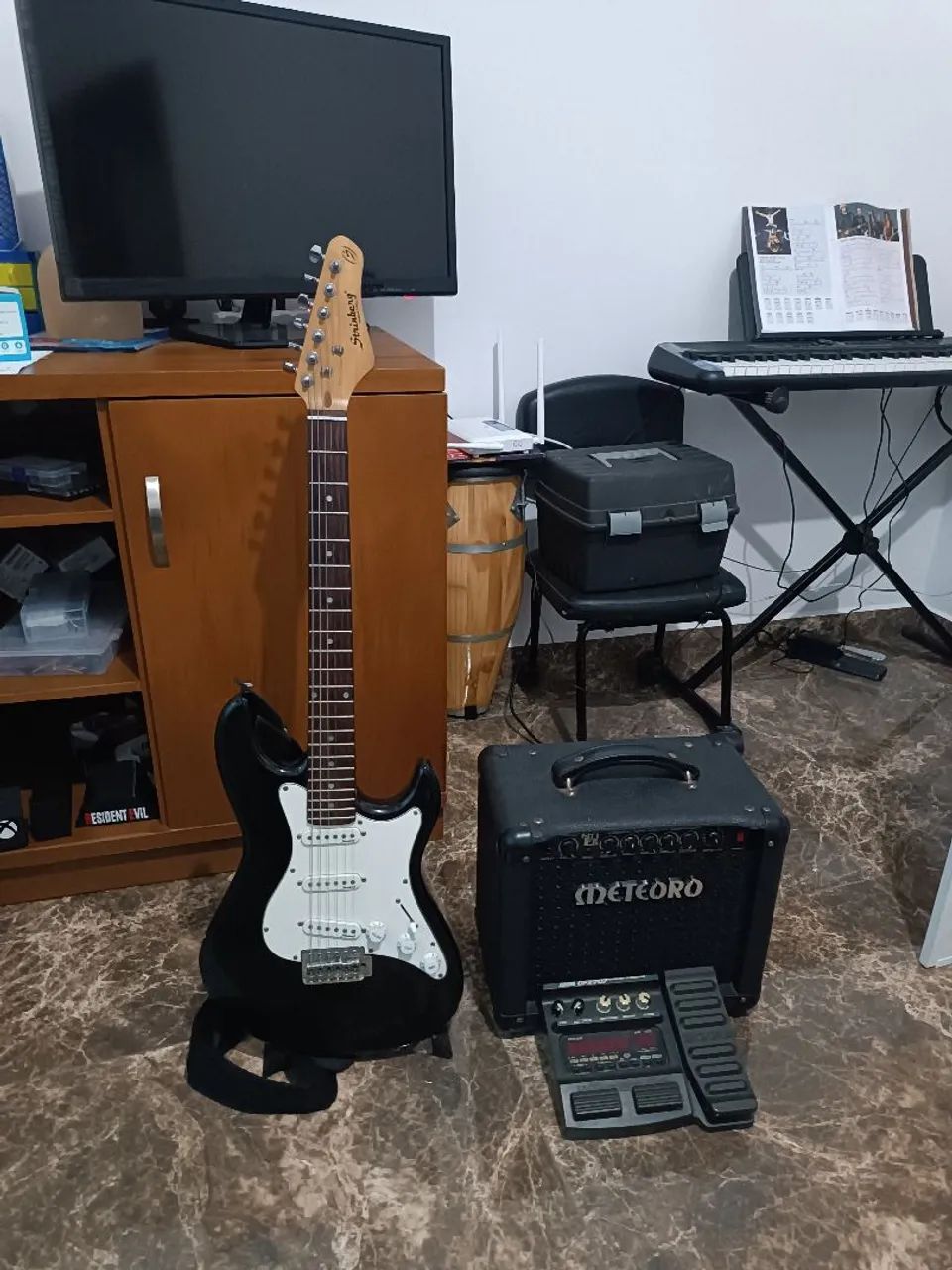 Guitarra strinberg + pedaleira zoom Gfx-707 + amplificador Meteoro