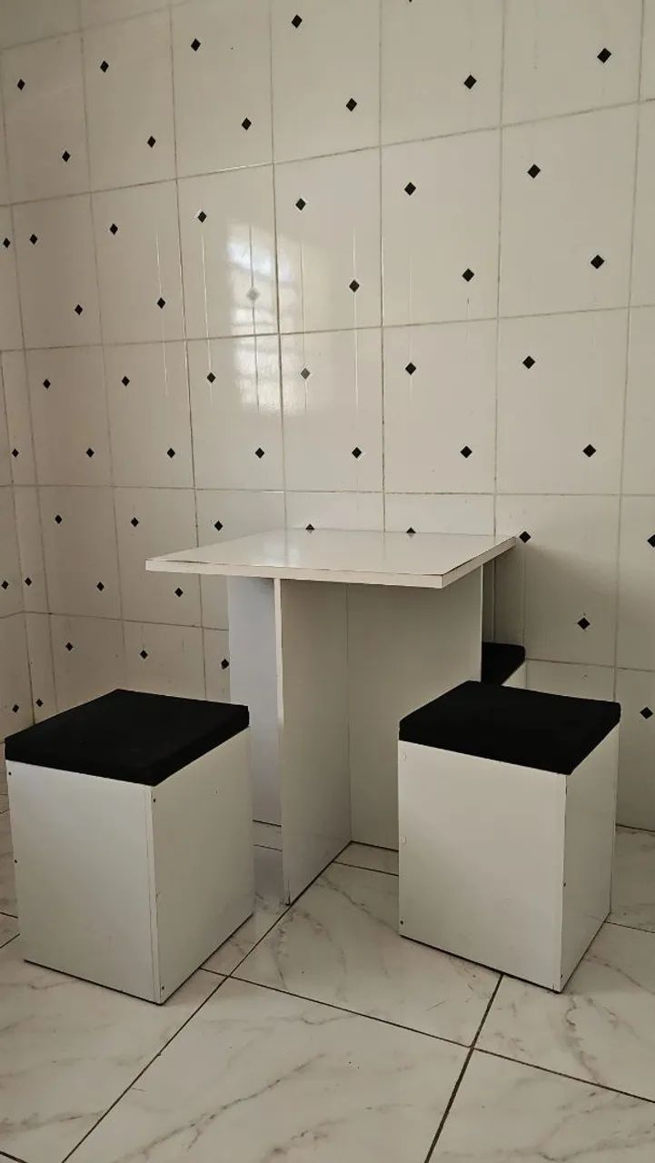 MESA COM 4 BANCOS BAÚ 