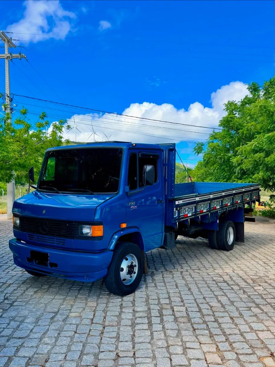 Caminhão 710 Plus carroceria 