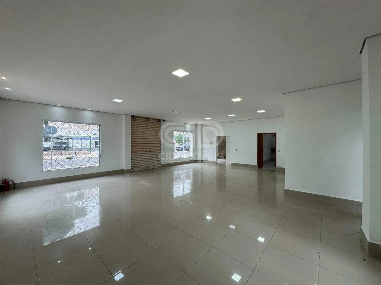 Ponto Comercial com 2 Salões e Cozinha na Barão de Melgaço - Foto 2