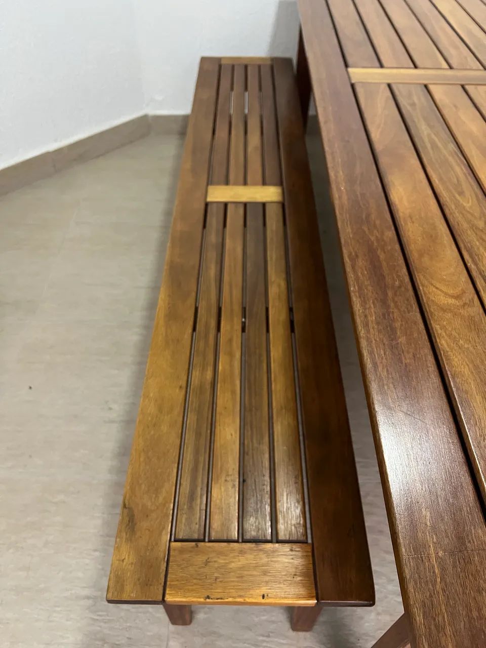 Mesa de Madeira Maciça com 2 Bancos - Excelente Estado - Foto 2