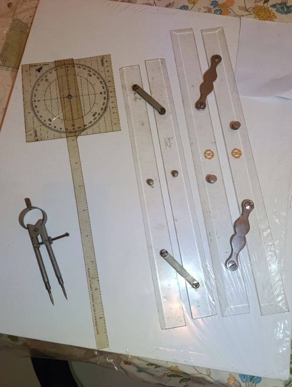 Vendo 7 Cartas Náuticas e instrumentos de navegação - Foto 3