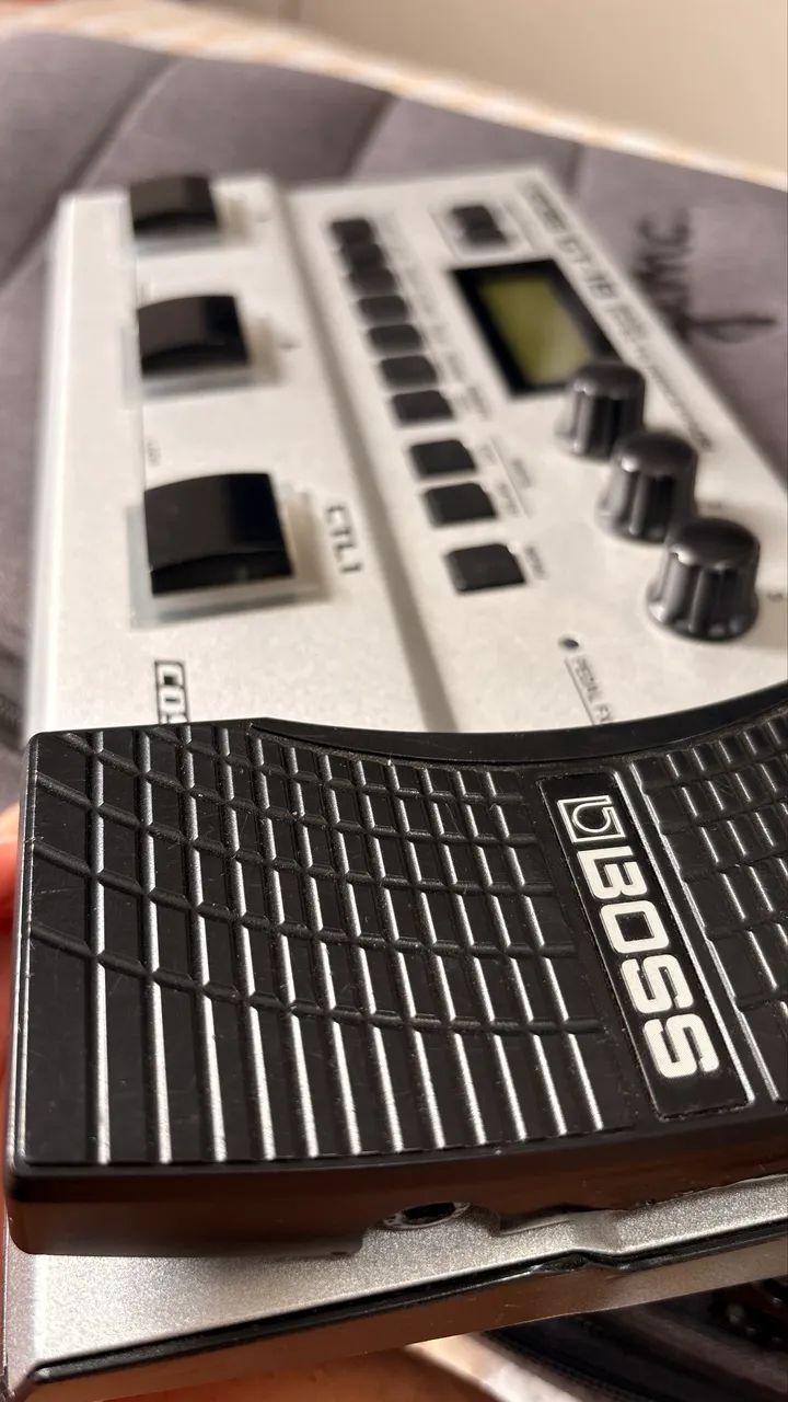 Pedal de efeito Boss Bass Effects Processor GT-1B cinza