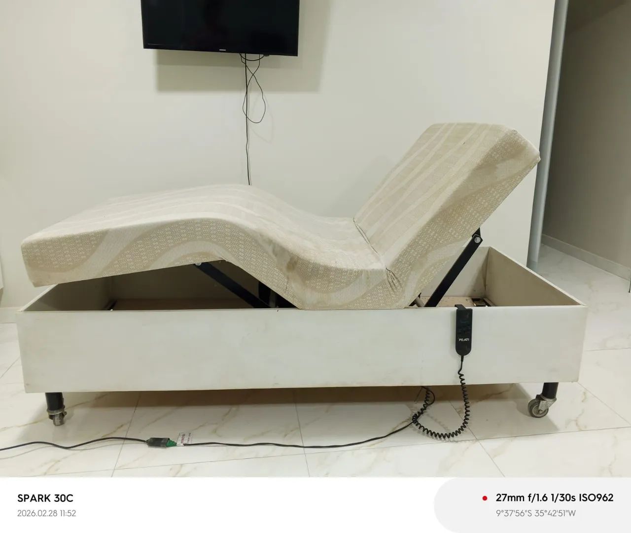 Cama elétrica com rodinhas e articulada, em ótimo estado. - Foto 2