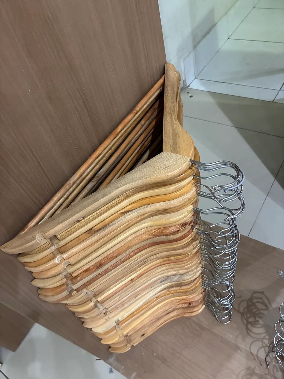 Cabides de madeira para loja de roupas - Foto 2