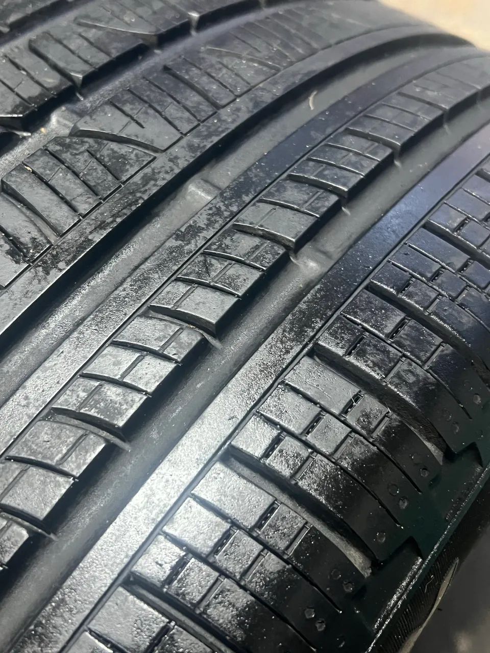 Pneu422081619905095681