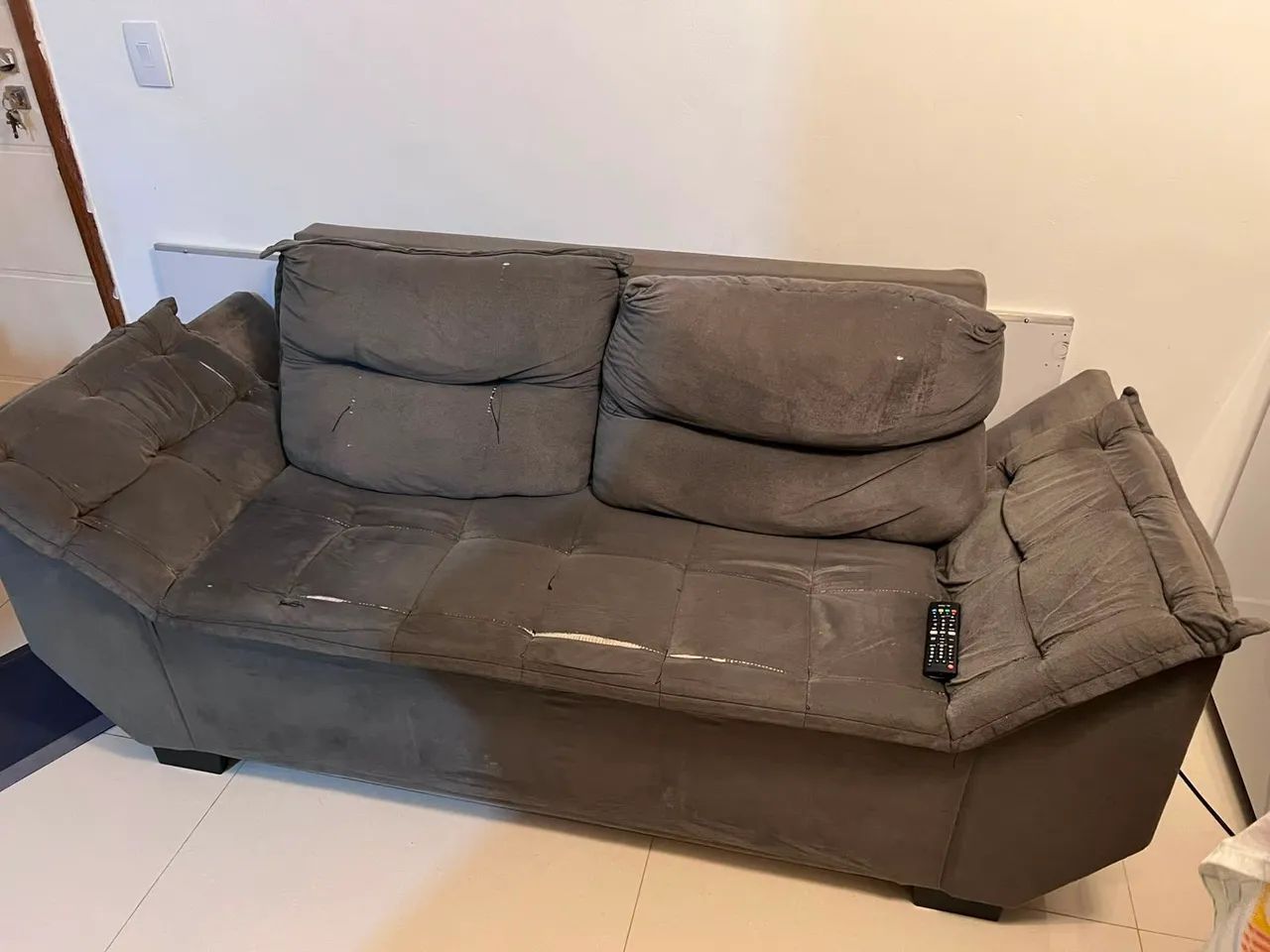 Sofá usado com poucas marcas de uso