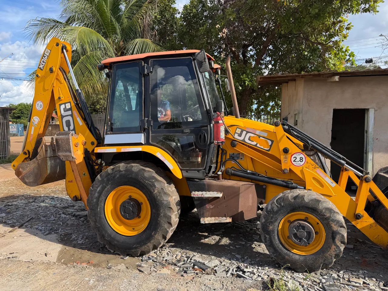 Retroescavadeira JCB 3CX 2021 único dono