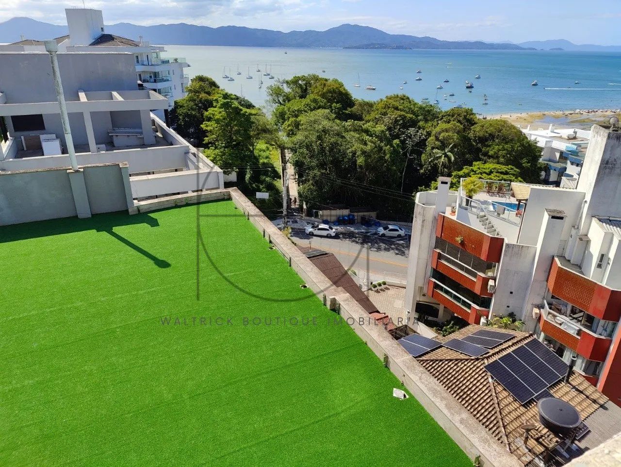 Cobertura linear exclusiva em Canajurê com vista permanente para o mar