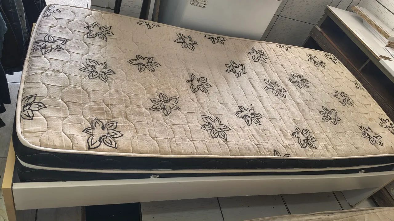 Cama de solteiro, de madeira, com colchao - Foto 2