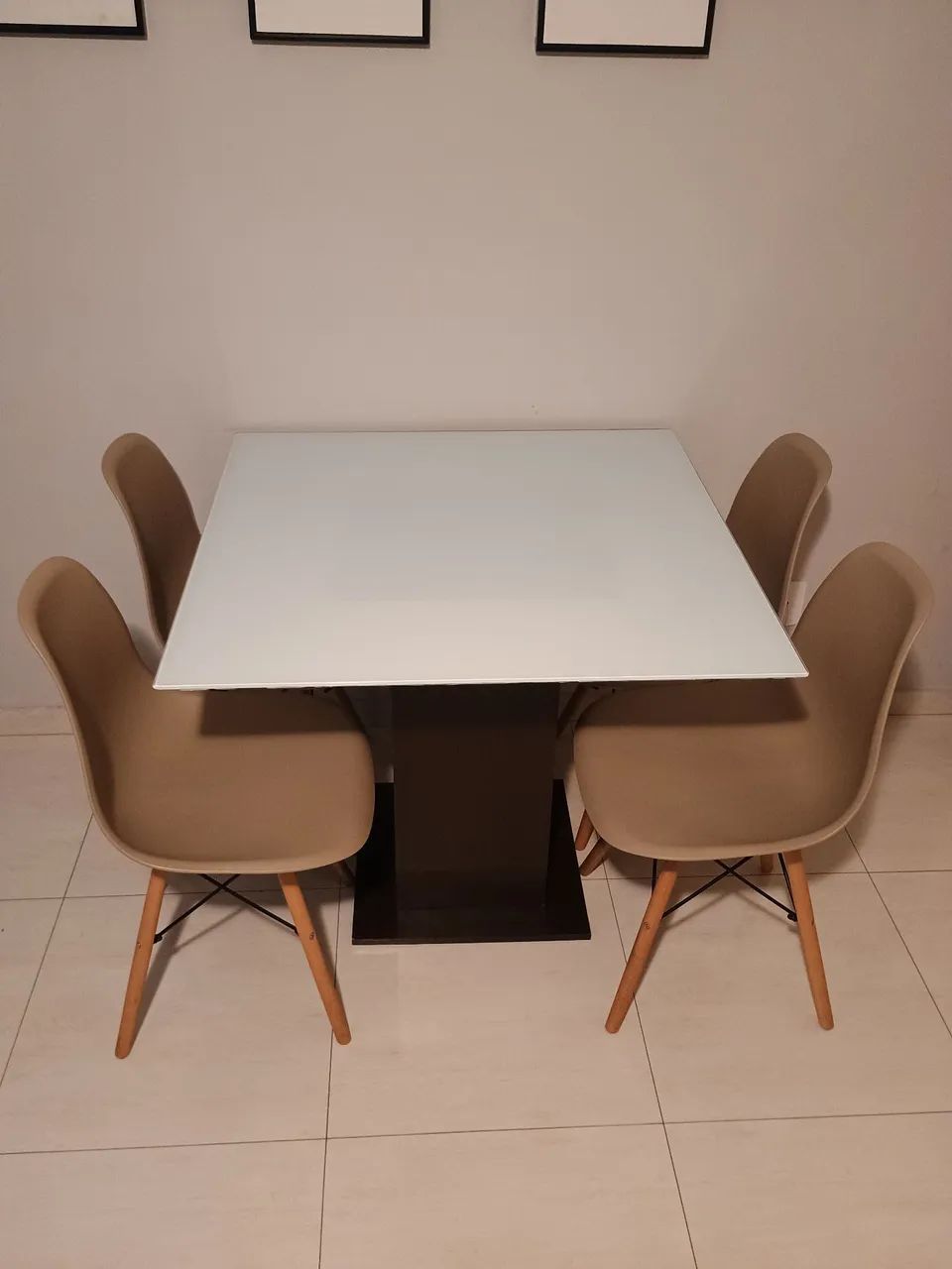 MESA COM 4 CADEIRAS 