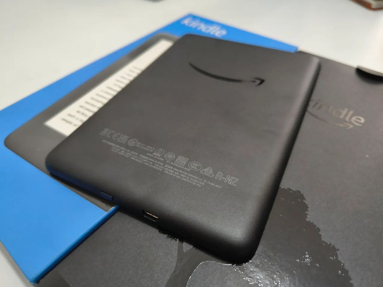 Kindle 10° geração na caixa e com capa - Foto 4