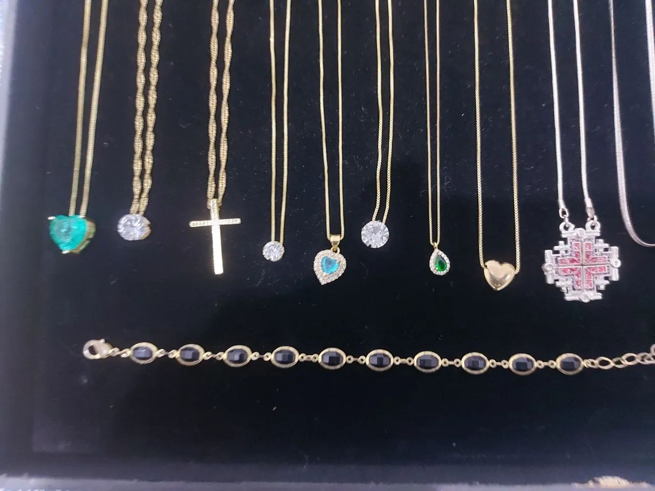 10 correntes (semijoias) 1 pulseira e a caixa
