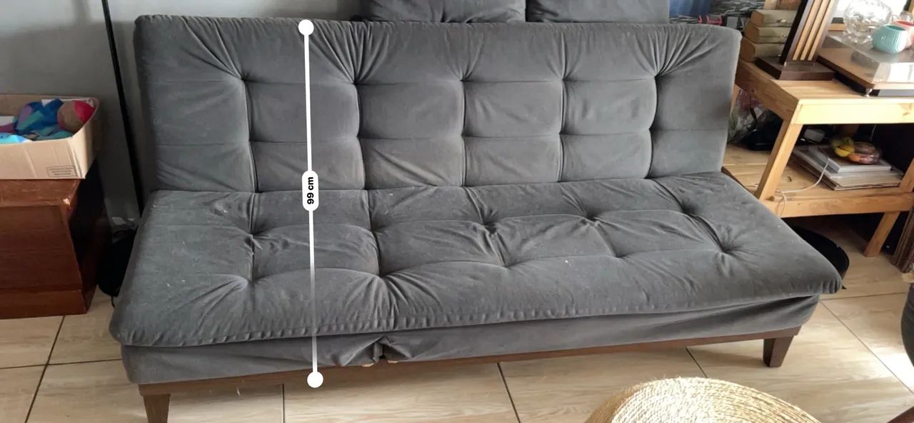 Sofá-cama de 3 lugares é revestido em suede cinza - Foto 5
