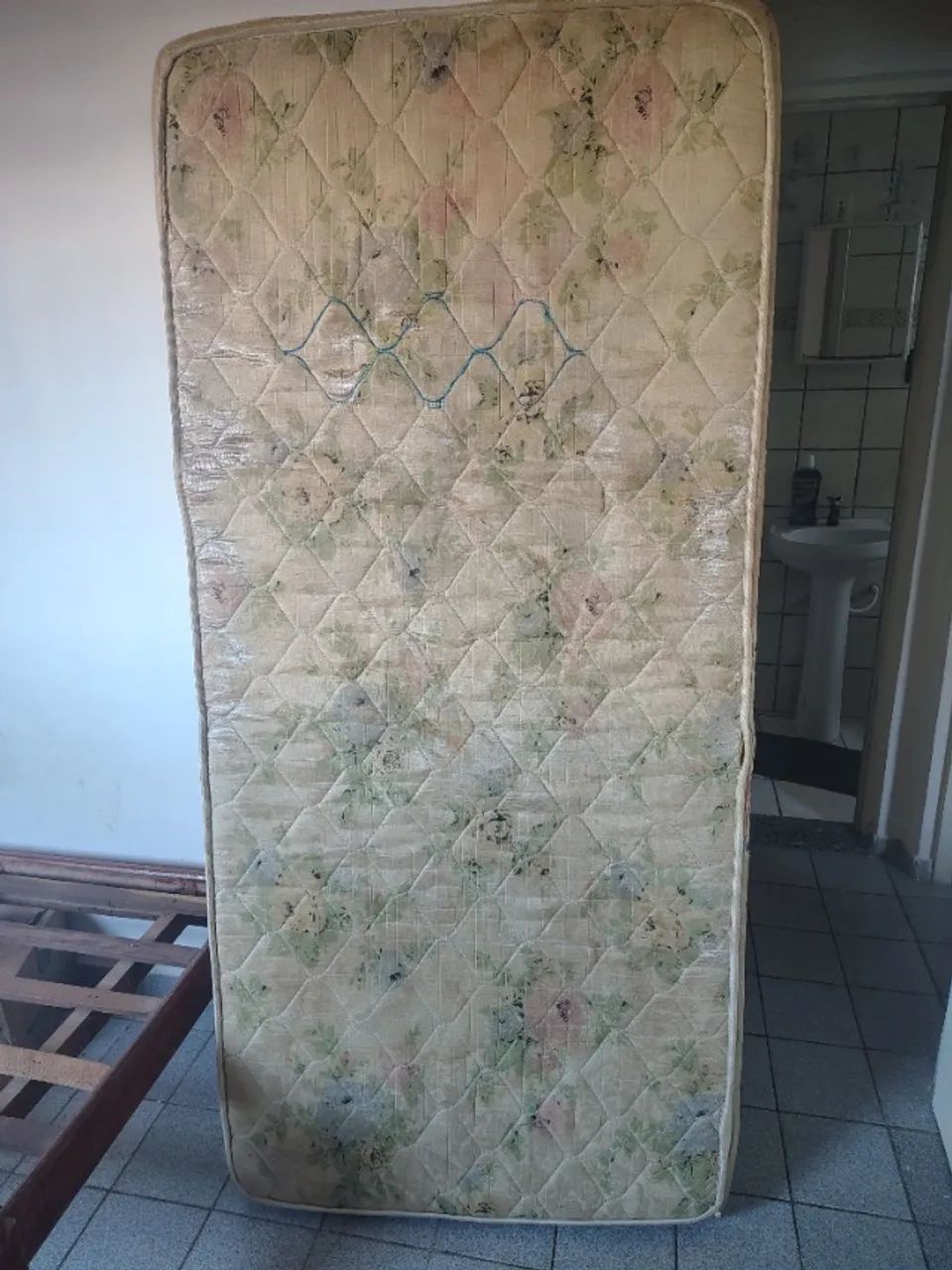 Cama de Madeira Antiga com colchão  - Foto 2