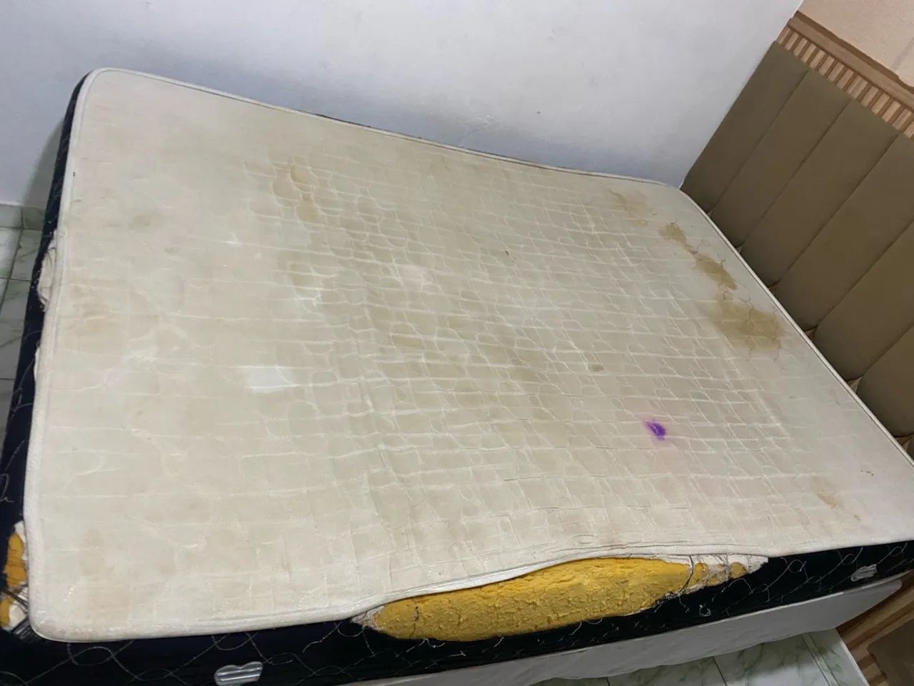 Cama casal  com base e colchão 