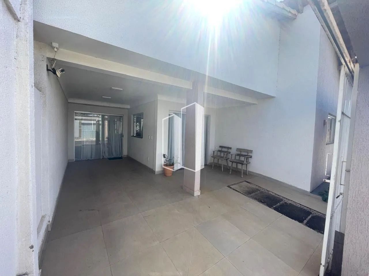 Casa com 4 Dormitórios, 2 Vagas, em Centro - Morrinhos - Foto 3