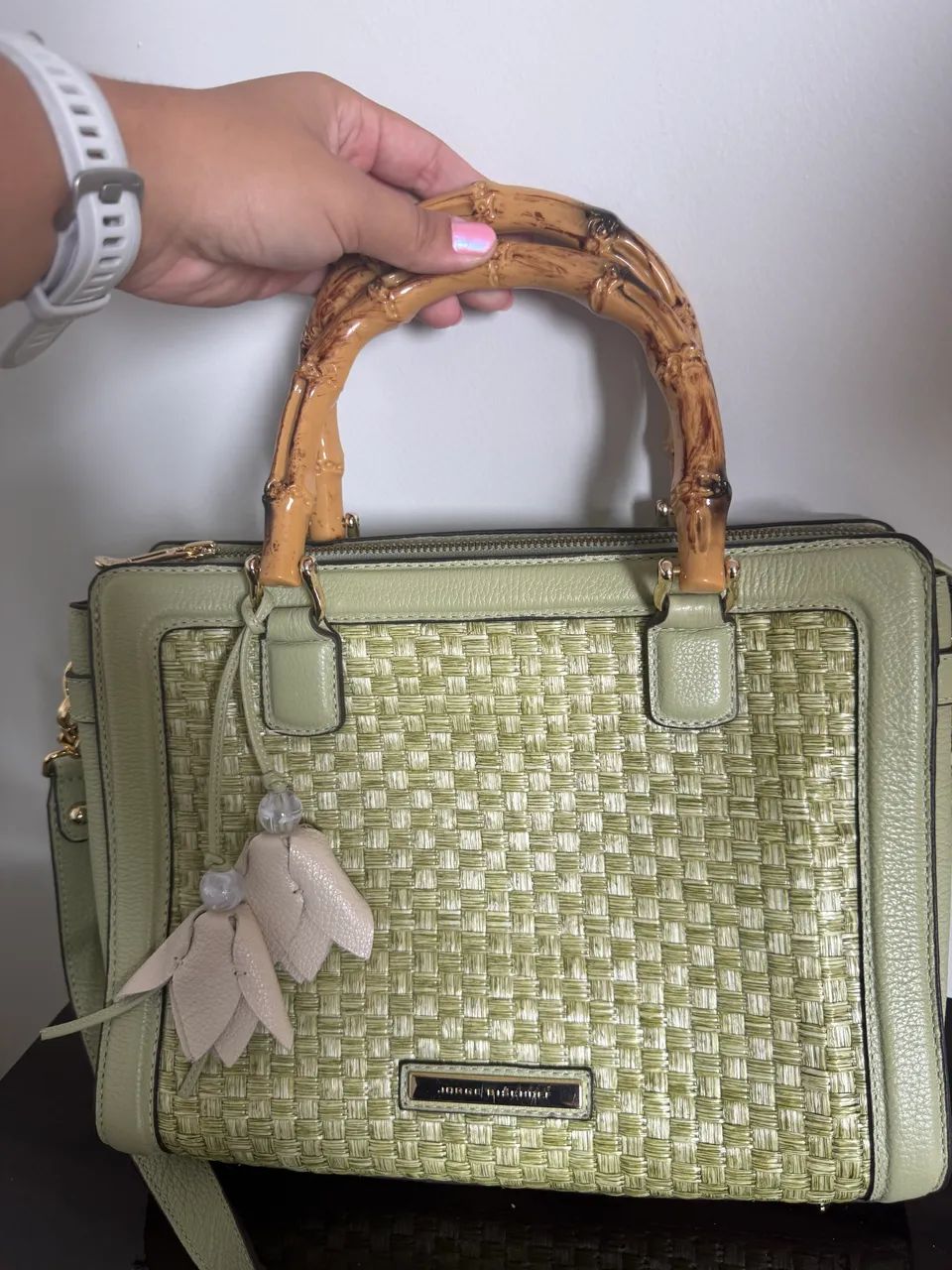 Bolsa Jorge Bischoff verde com alça de madeira  - Foto 2