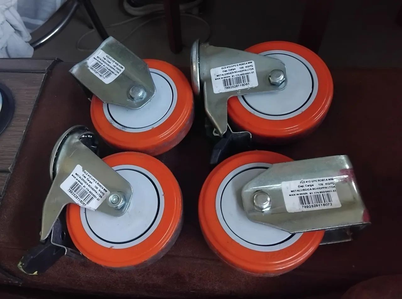 Kit 4 Rodízios Schioppa 4 Polegadas Laranja UPE 125kg (2 Giratórios com Freio + 2 Fixos