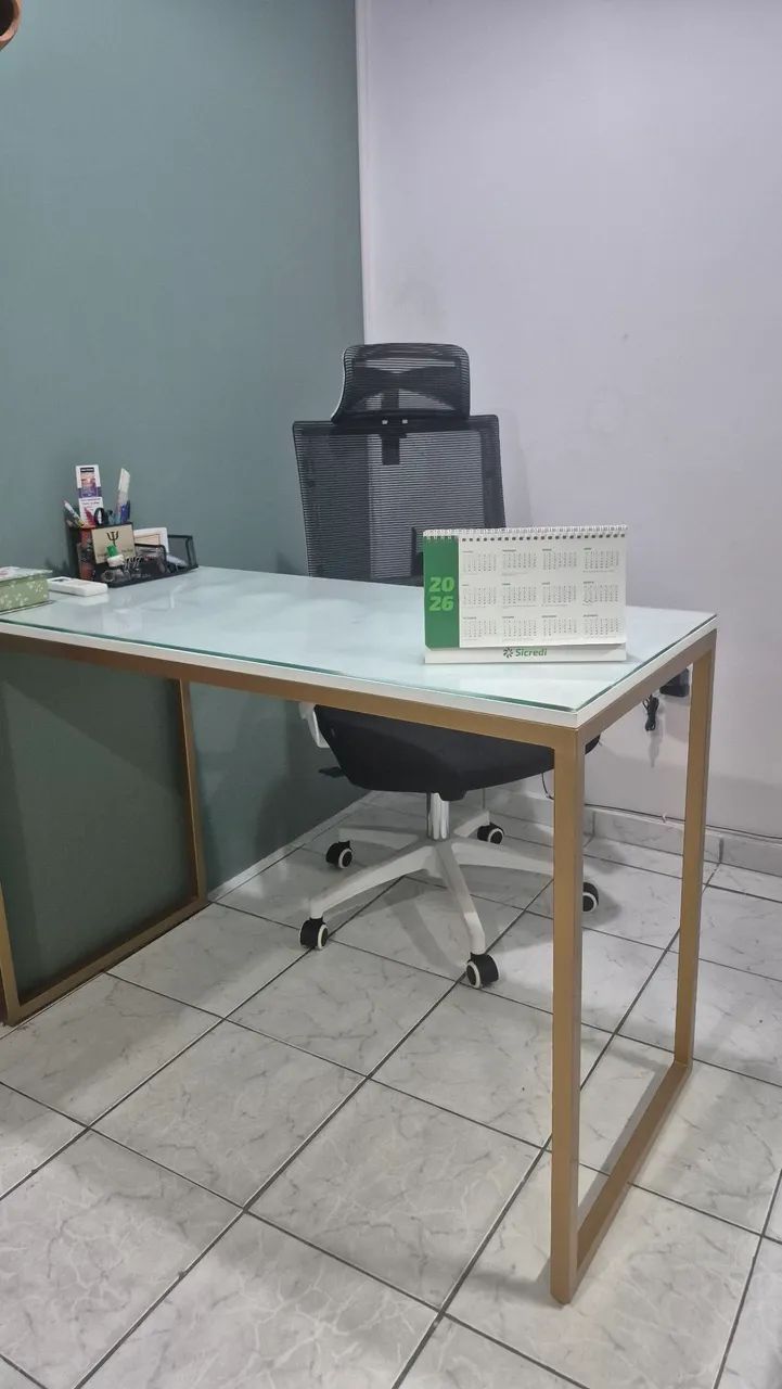Mesa e aparador prateleira em metalin e vidro