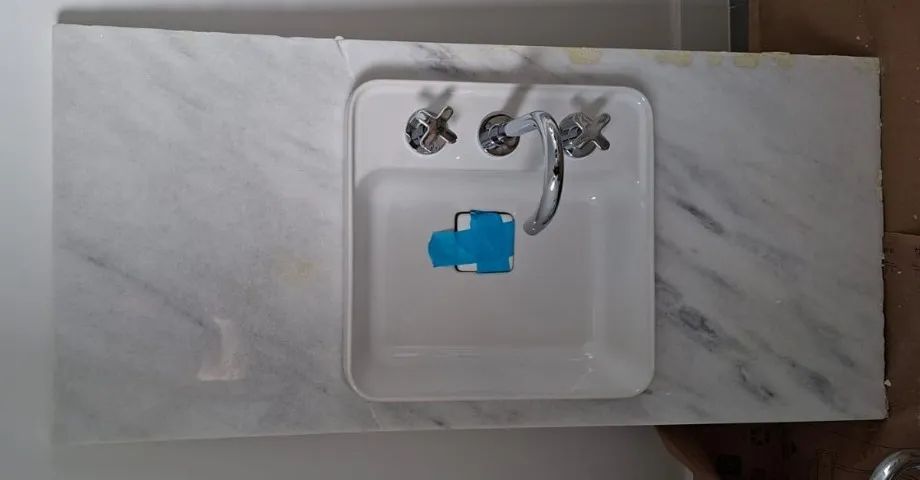 Duas bancadas em mármore com cuba de sobrepor com mesa e torneira misturador comando duplo - Foto 4
