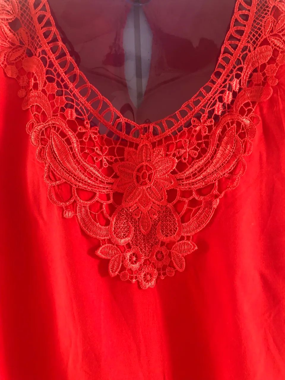 Blusa vermelha com detalhe de renda (M) - Foto 2