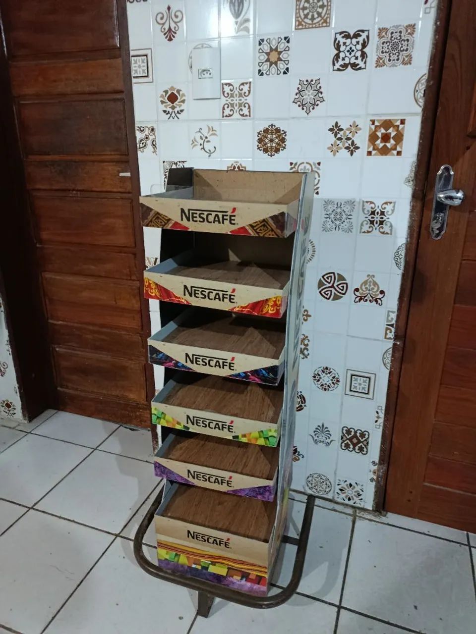 Prateleira expositora de madeira - Foto 4