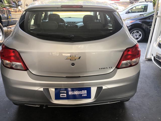 Chevrolet Onix LT 1.0 Prata 2015 - Foto 4