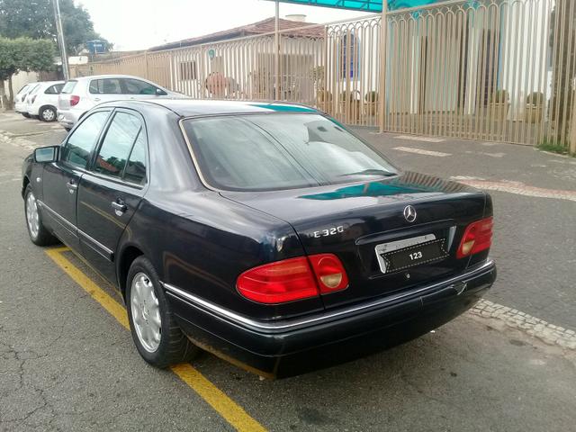 Vendo ou troco aceito proposta uma Mercedes E320 atrasada zap - Foto 4