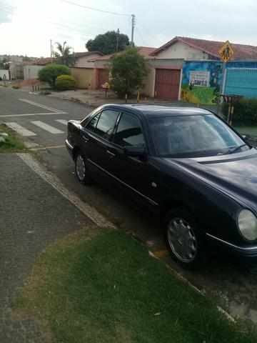 Vendo ou troco aceito proposta uma Mercedes E320 atrasada zap - Foto 3