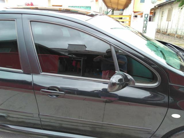 Vendo Peugeot 307 Presenc ano 2006 com ar direção airbags interior em couro valor 18000 - Foto 2