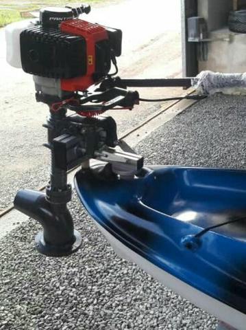 Caiaque de pesca com suporte de motor