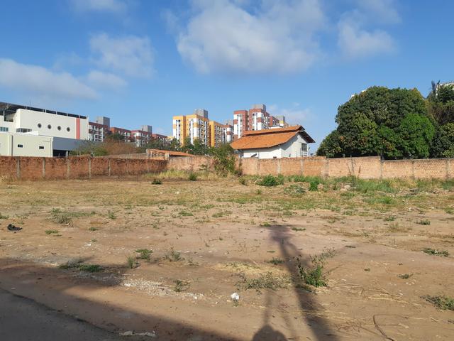 Excelente Lote de Esquina no Calhau - Foto 2