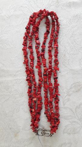 Colar em coral vermelho