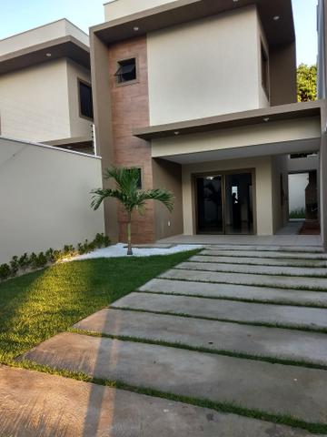 Maravilhosa casa duplex, rua larga e familiar, com uma PRACINHA na frente