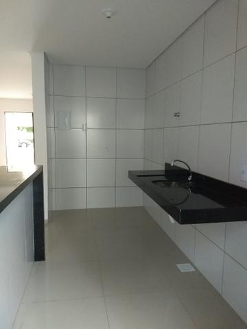 Maravilhosa casa duplex, rua larga e familiar, com uma PRACINHA na frente - Foto 19