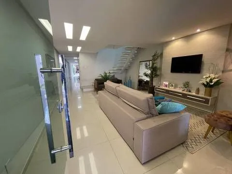 Belíssima casa no Parkway aproveita