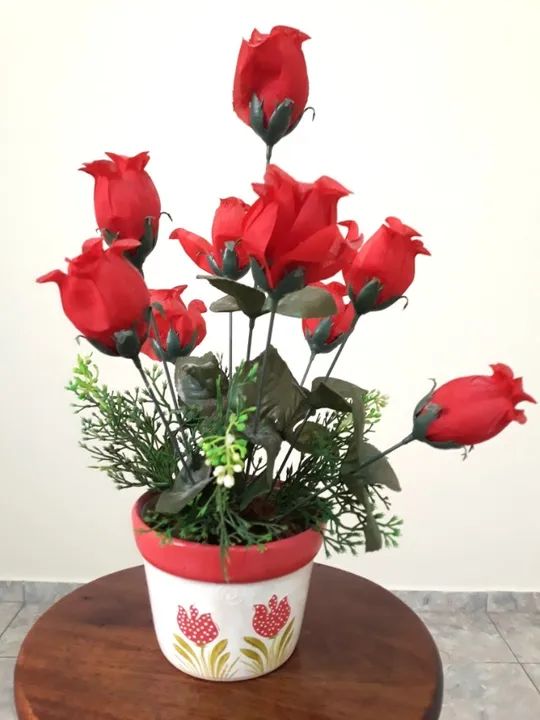 Arranjo de Flor Rosa Vermelha Artificial no Vaso em Cerâmica Pintado à Mão. - Foto 2