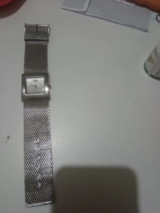 Relógio de pulso feminino em malha de aço