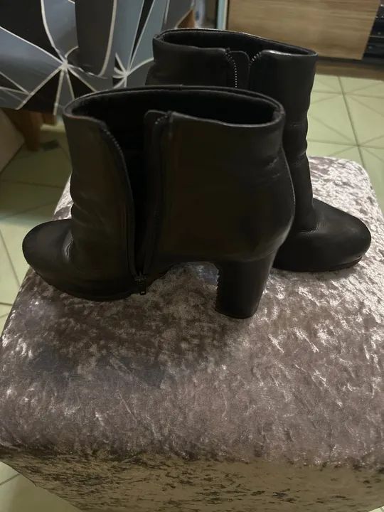 Vendo bota cano curto de couro marca Arezzo número 36 - Foto 2