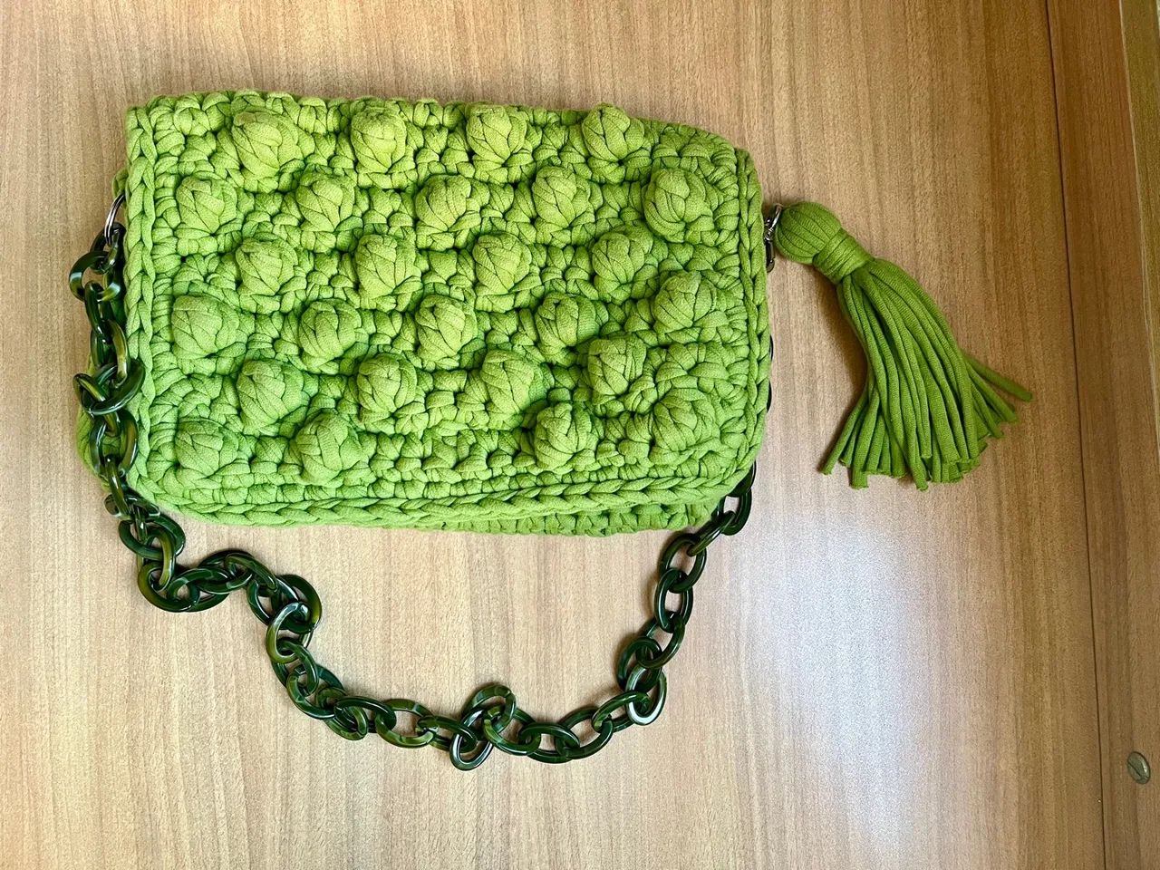 Bolsa verde de tricô com alça de tartaruga 