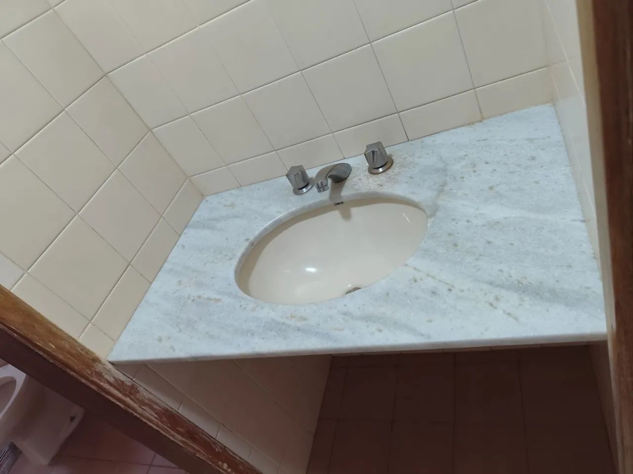 Bancada de banheiro em mármore acompanha torneira e cuba - tamanho 88 x 50 - Foto 2