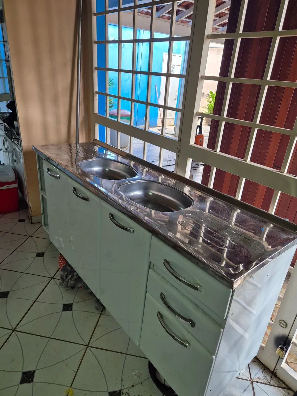 Armário de cozinha com duas cubas