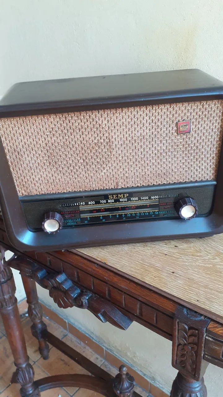 Rádio antigo valvulado SEMP ESTADO geral muito bom valvula com mau contato precionando fuc - Foto 4