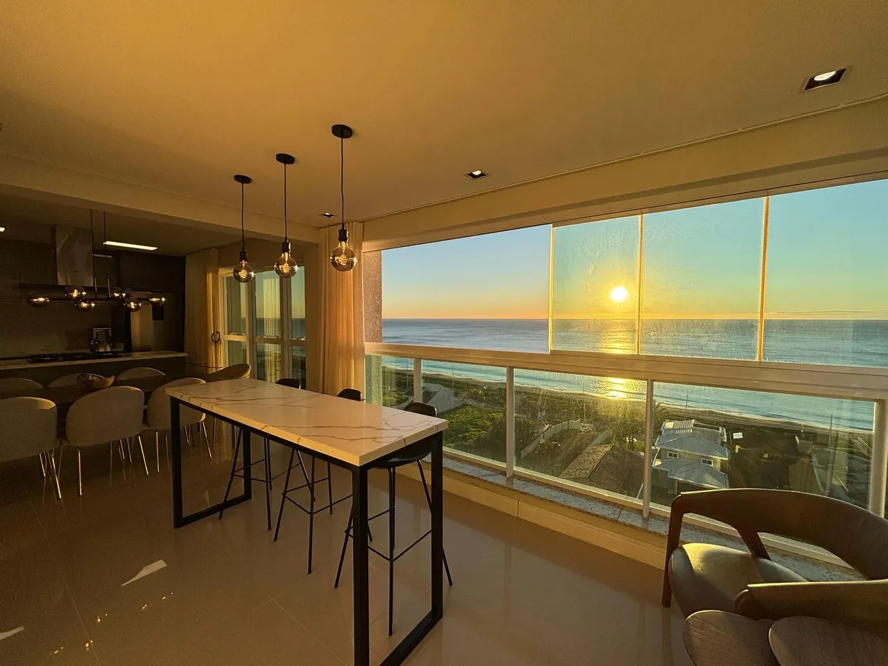 APARTAMENTO ALTO PADRÃO FRENTE MAR PRA LOCAÇÃO ANUAL em Itacolomi - Balneário Piçarras -