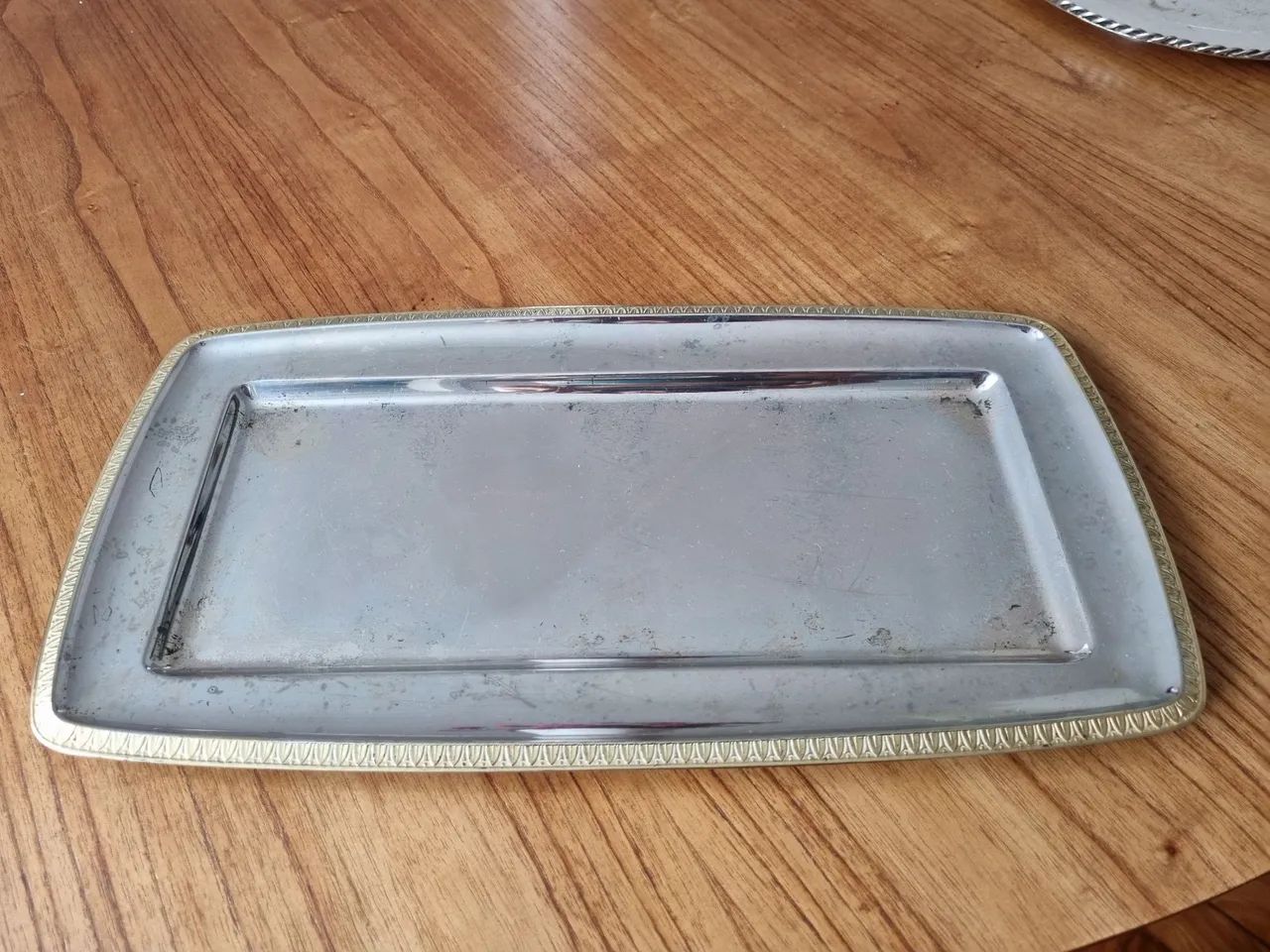 Bandeja de metal com detalhes em dourado - Foto 2