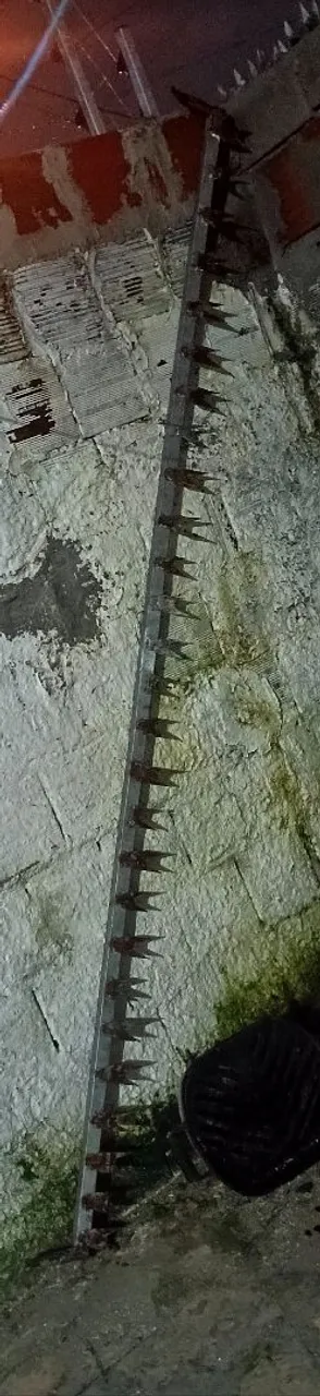 Fero com grande pra da segurança acima do portão