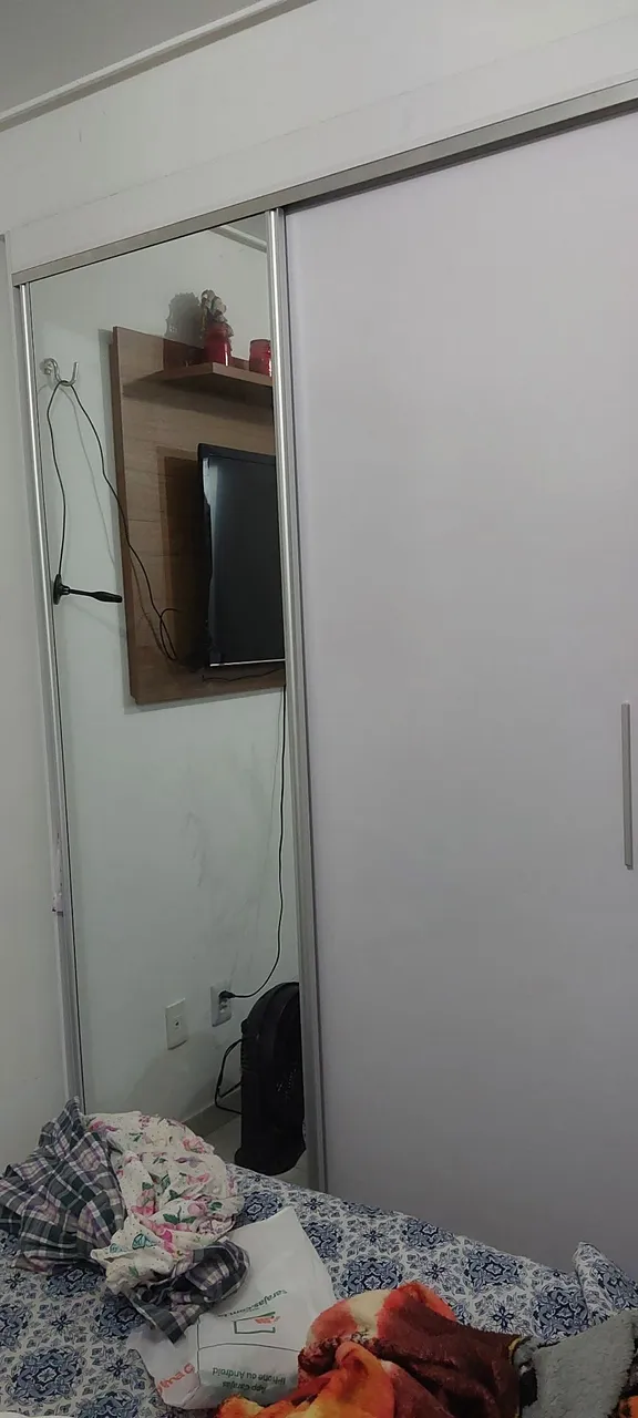 Guarda-Roupa com Espelho e Design Moderno